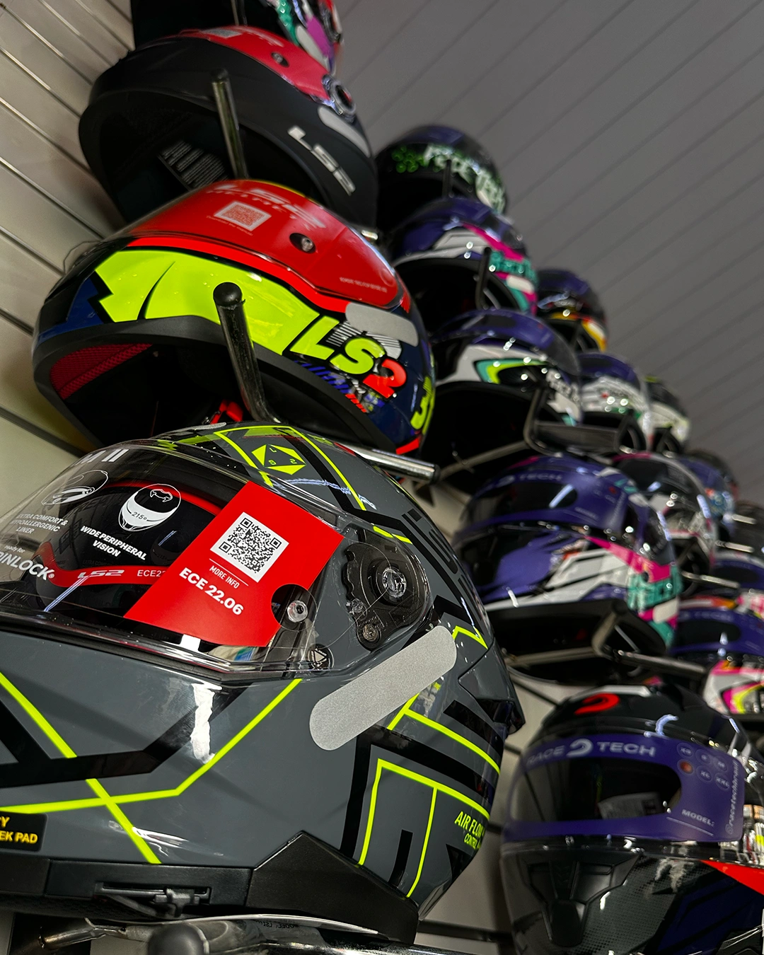 Capacete LS2 em destaque