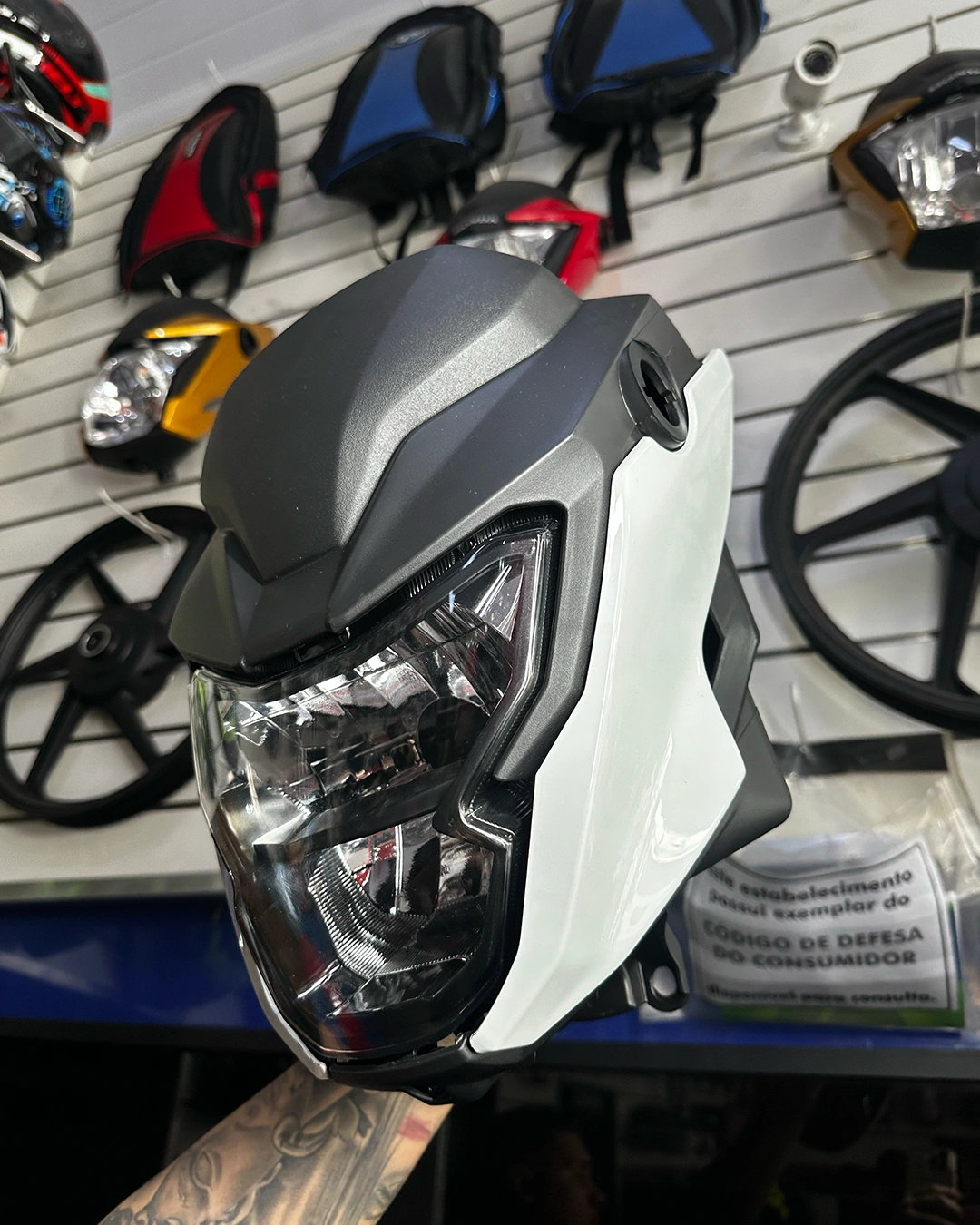 Farol e peças de acabamento para motos